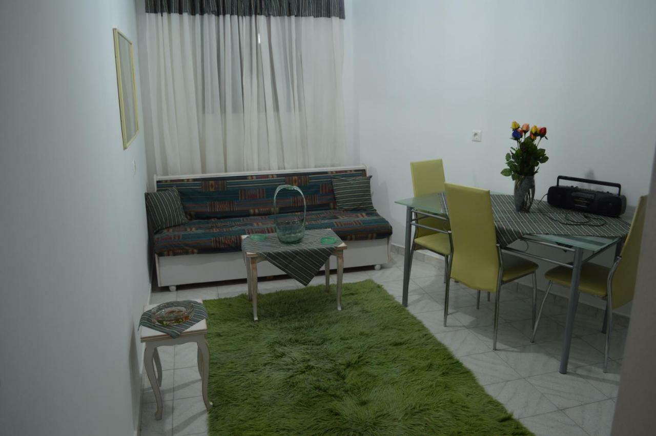 Apartment In The Center Of Aigio F Eksteriør bilde
