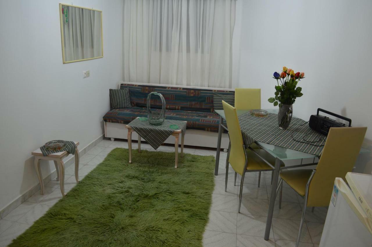 Apartment In The Center Of Aigio F Eksteriør bilde